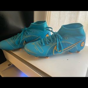NIKE SOCCER WOMENS 9.5